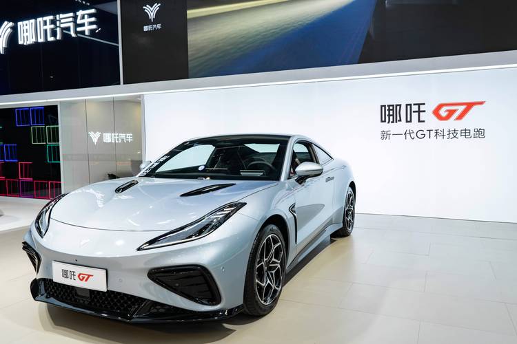 佛山179哪吒汽车在智能汽车领域的表现，领途汽车在新能源汽车市场中的影响力